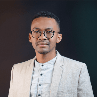 Portrait de Fredo Andrianaivo, développeur fullstack freelance